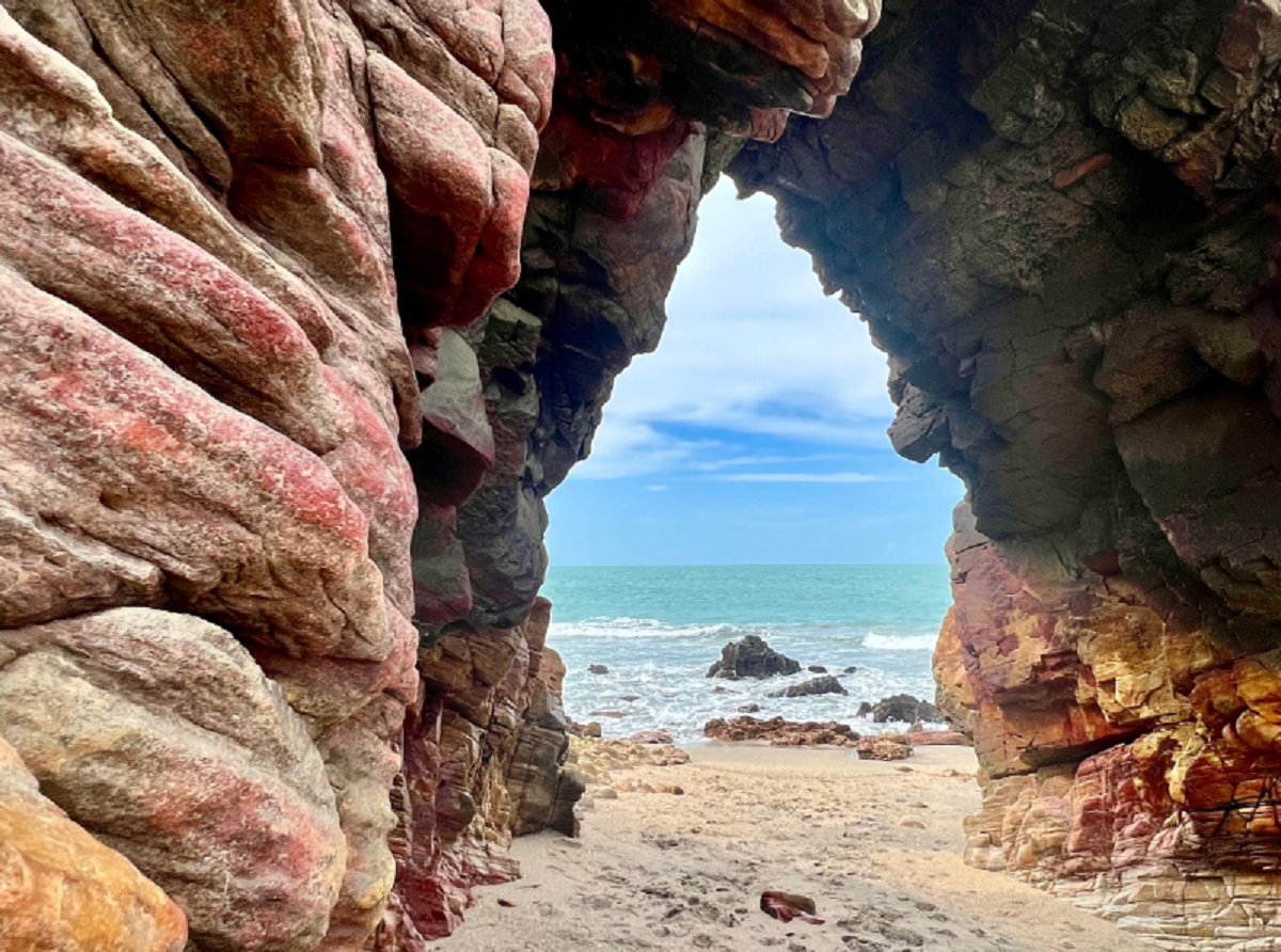 Foto de perto da Pedra Furada em Jericoacoara, destacando os detalhes da formação rochosa e o arco esculpido naturalmente