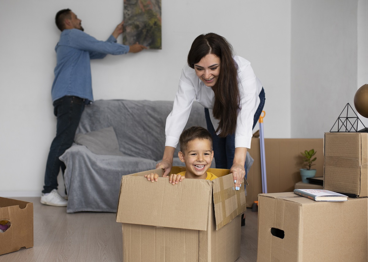Família completa pronta para se mudar para uma nova casa