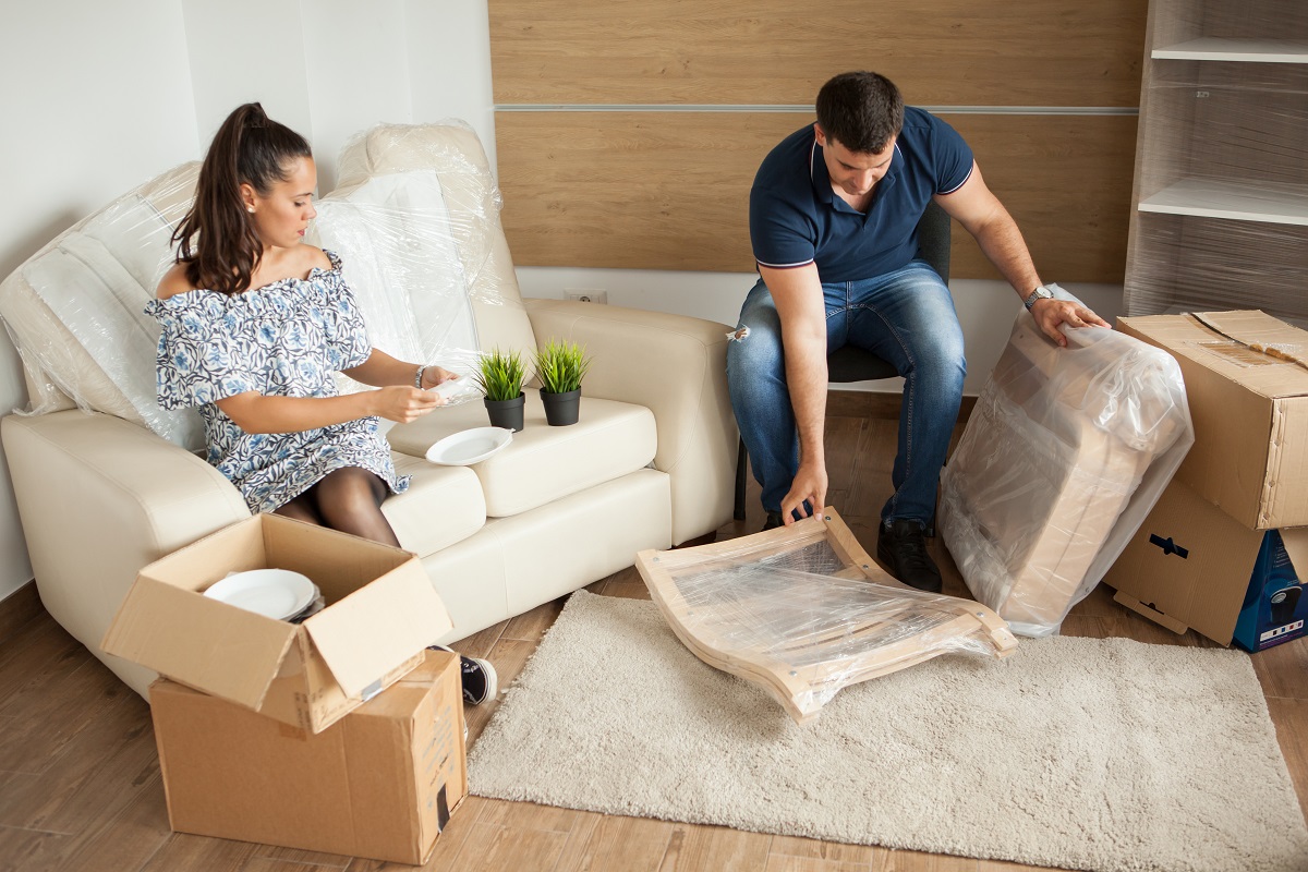 Jovem casal se mudando para uma nova casa