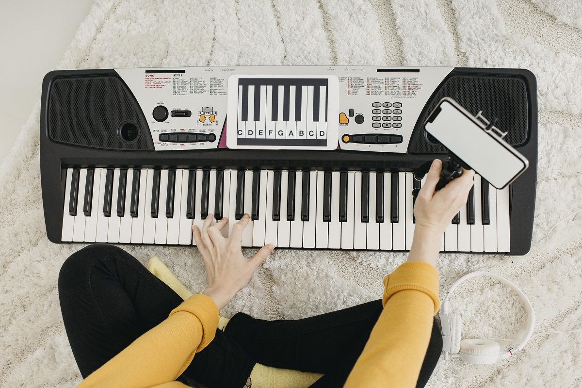 Vista de uma jovem tocando piano Vista de uma jovem tocando piano