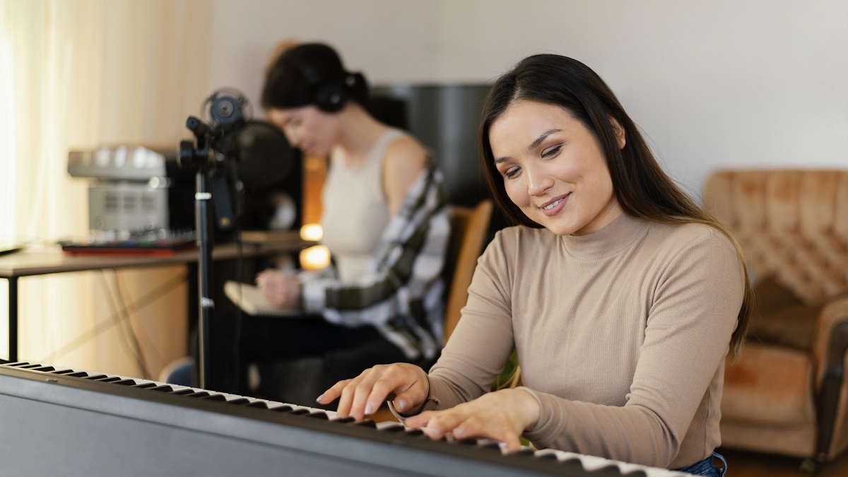 Mulher tentando aprender a tocar teclado ao vivo Mulher tentando aprender a tocar teclado ao vivo